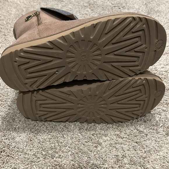 Ugg boot with side zipper. - Picture 3 of 10